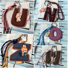 【ポップマート成田にて購入】ラブブ  アルファベット ペンダント キーホルダーの画像