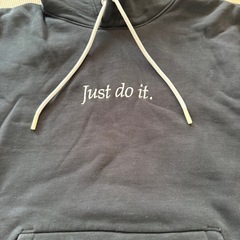 NIKE フード付きパーカー メンズ ブラックの画像
