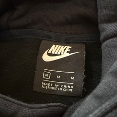 NIKE フード付きパーカー メンズ ブラックの画像