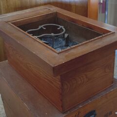 🔴山口市、長火鉢(関西風)¥19800🔴五徳2種・火箸・灰掻き・灰付き🔴天板783x487mm高さ309mmの画像