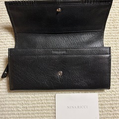 Nina Ricci革
長財布の画像