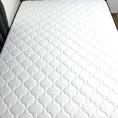 ダブルベッドとマットレスの画像