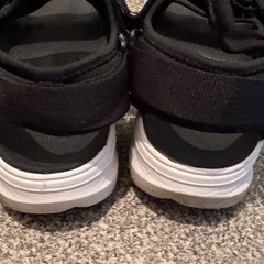 ブラック スポーツサンダル ストラップ付きの画像