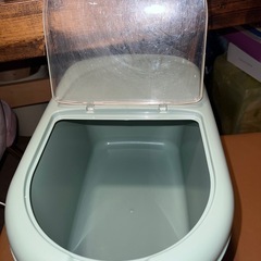 グリーン　米びつ10キロ用　おまけに米洗いボウルもの画像