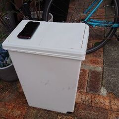 ゴミ箱　白　40リットルくらいの画像