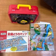 トミカ道路マップと持ち運びできる運転ボックスセットで！の画像