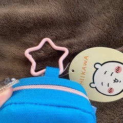 タグ付 ちいかわカラビナ付刺繍スクエアミニポーチの画像
