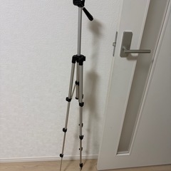 カメラ　ビデオ用の三脚の画像