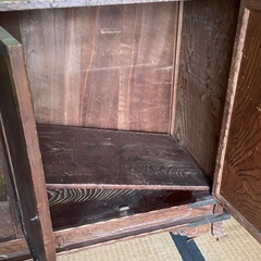 レトロな木の収納棚の画像