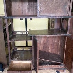 レトロな木の収納棚の画像