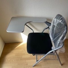 ほとんど未使用！机付き折りたたみ椅子の画像
