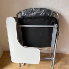ほとんど未使用！机付き折りたたみ椅子の画像