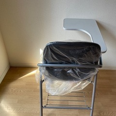 ほとんど未使用！机付き折りたたみ椅子の画像