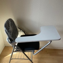 ほとんど未使用！机付き折りたたみ椅子の画像