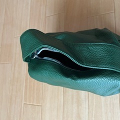 おしゃれな緑のバッグの画像
