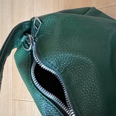 おしゃれな緑のバッグの画像