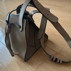 いろんな形に変えて使えることのできるバッグですの画像