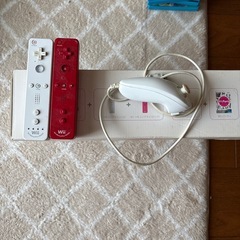 Wiiとヌンチャクとリモコン2つの画像