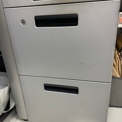 KOKUYO事務デスクキャビネット2台付き
の画像