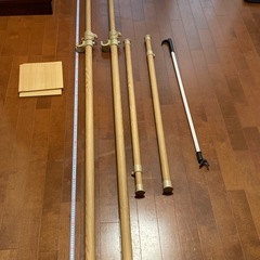 【中古・0円】木目調 突っ張り式ハンガーラックの画像