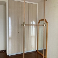 【中古・0円】木目調 突っ張り式ハンガーラックの画像