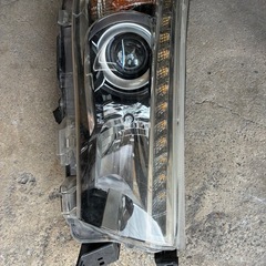 GUN125125ハイラックス　中古ヘッドライト右の画像