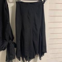 黒のツーピースの画像