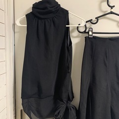 黒のツーピースの画像