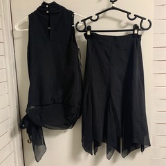 黒のツーピースの画像
