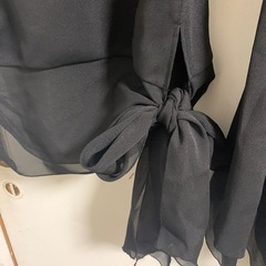 黒のツーピースの画像