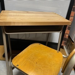 小学校　中学校の机と椅子の画像