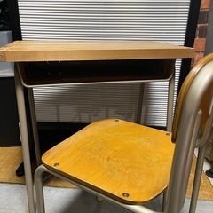 小学校　中学校の机と椅子の画像