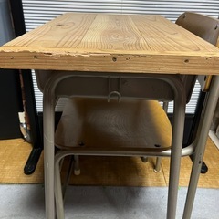 小学校　中学校の机と椅子の画像