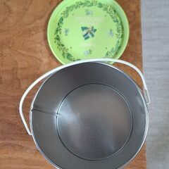 お菓子の空き缶(蓋付)の画像