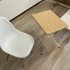 イス二脚と小さいテーブルセットの画像