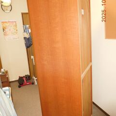 上段洋服、下段引き出しのタンス　小さめ洋服ダンスの画像