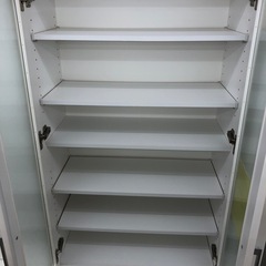 【ドリーム川西店御来店限定】 ☆ジモティー見たよ♪割引☆2枚扉食器棚　レール損耗／クリーニング済み【2125560000023863】の画像
