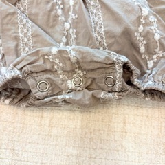 konoha baby パール刺繍ロンパースの画像