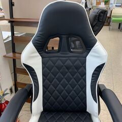 【ジモティー割引で最大15％OFF⭐️】ゲーミングチェア 黒/白 フットレスト付きの画像