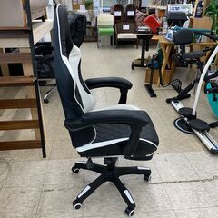 【ジモティー割引で最大15％OFF⭐️】ゲーミングチェア 黒/白 フットレスト付きの画像