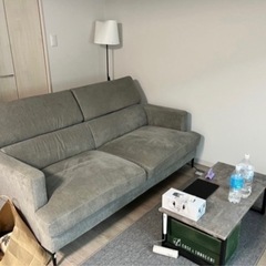 3人掛けグレーモダンソファ🛋️引越しでサイズ合わず…泣く泣く出品😭の画像
