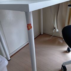 イケアの机とイスのセット売りの画像