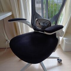 イケアの机とイスのセット売りの画像