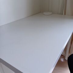イケアの机とイスのセット売りの画像