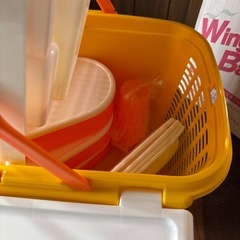 ピクニックにぴったり！机にもなるバスケットの画像