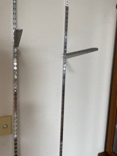 スチール製のシルバー棚受け金具7個セット、約35cmのサイズで、頑丈な収納に最適。 おまけでレールとダイソーのレールとブラケット3セット付きです  - 素材: スチール - 色: シルバー - タイプ: 棚受け金具 - サイズ: 約35cm - 数量: 7個セット