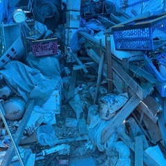 金属、ガラクタ、木材、ハウスーの画像