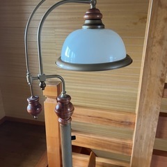 アンティークな電気スタンドの画像