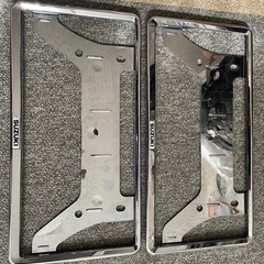 中古品スズキ純正ナンバーフレーム２枚の画像