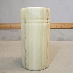 大理石でできたシンプルでエレガントな傘立てです。淡く上品な色合いを持つ円筒形のアンブレラスタンド。自然が創り出した美しい佇まいはフラワーベースとしてもオススメです♪の画像